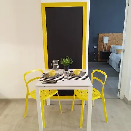 Apartment The Yellow Urban Escape *
