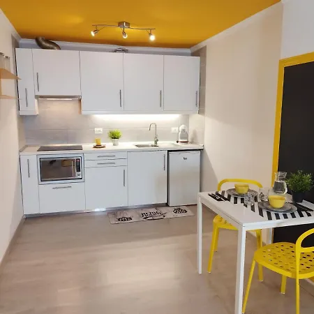 Apartment The Yellow Urban Escape *